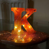 Nagy "K" betű szilikon forma gyantás barkácsoláshoz, meleg fénnyel világító fa talpazattal - Outlet24