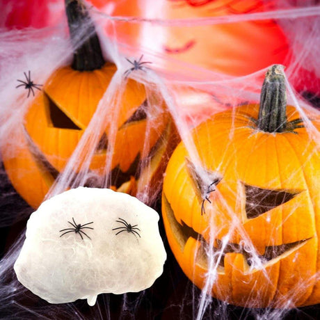 Halloween díszítő pókháló, fekete horror pókokkal, 4 db pókháló 20 g-os , 2db műanyag pókkal - Outlet24
